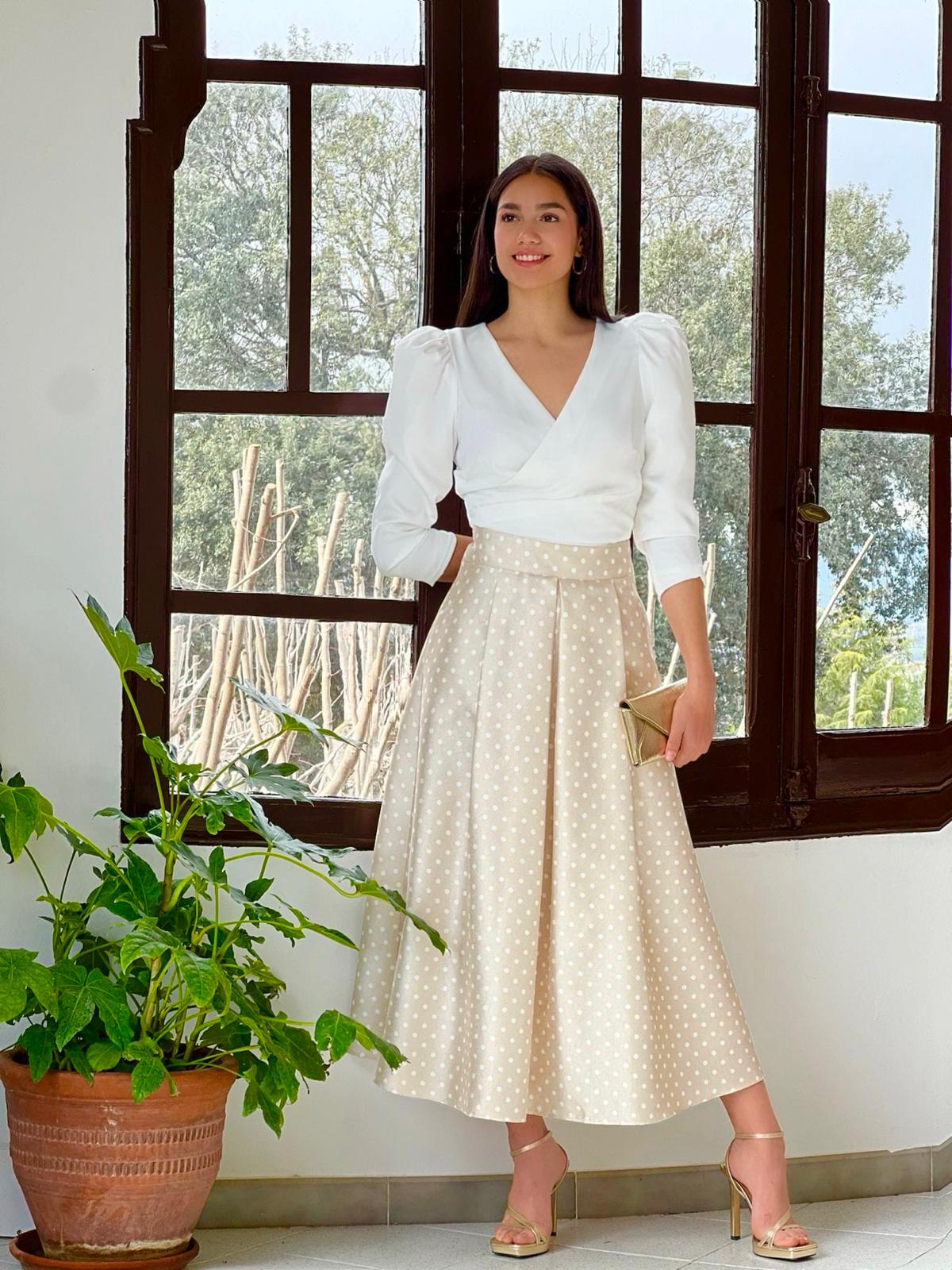 FALDA DE TAFETAN BEIGE CON TOPOS BLANCOS